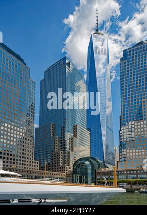 Das One World Trade Center ragt über den Gebäuden des Brookfield Place und des World Financial Center in Manhattans Battery Park City. Stockfoto
