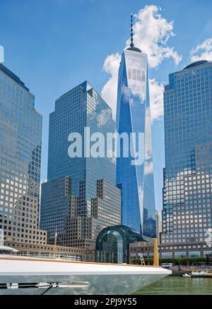 Das One World Trade Center ragt über den Gebäuden des Brookfield Place und des World Financial Center in Manhattans Battery Park City. Stockfoto
