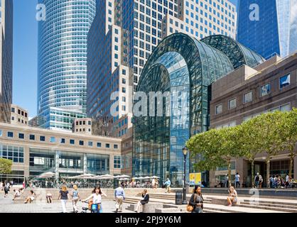 Das Atrium des Brookfield Place, Winter Garden, ist ein Pavillon mit Glasgewölbe, der die plaza rund um die North Cove Marina in Battery Park City dominiert. Stockfoto