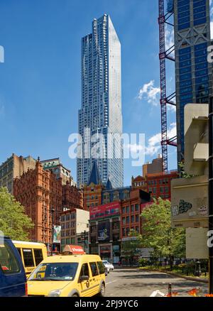 8 Spruce Street, auch bekannt als New York by Gehry, hat eine gewellte Wandfassade aus Edelstahl, die angeblich einen echten Vorhang imitiert. Stockfoto