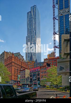 8 Spruce Street, auch bekannt als New York by Gehry, hat eine gewellte Wandfassade aus Edelstahl, die angeblich einen echten Vorhang imitiert. Stockfoto