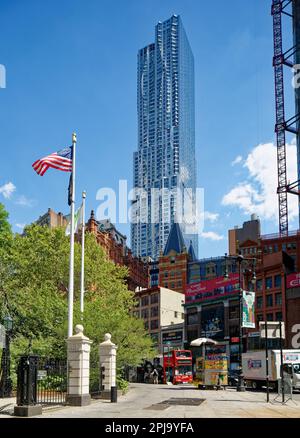 8 Spruce Street, auch bekannt als New York by Gehry, hat eine gewellte Wandfassade aus Edelstahl, die angeblich einen echten Vorhang imitiert. Stockfoto