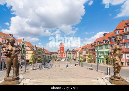 Gotha: Platz Hauptmarkt, Altes Rathaus, auf der Balustrade des Pferdewandes auf dem Hauptmarkt gibt es jetzt Bronzeskulpturen, die es sollen Stockfoto