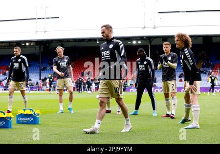 James Maddison (Zentrum) von Leicester City wärmt sich vor dem Premier League-Spiel im Selhurst Park, London, auf dem Platz auf. Foto: Samstag, 1. April 2023. Stockfoto