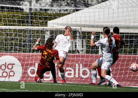 Rom, Italien. 01. April 2023. Elena Linari von AS Roma erzielt das Ziel von 1-0 während des Fußball-Playoff-Spiels der Women Serie A zwischen AS Roma und AC Milan im Stadion tre fontane in Rom (Italien) am 1. April 2023. Kredit: Insidefoto di andrea staccioli/Alamy Live News Stockfoto