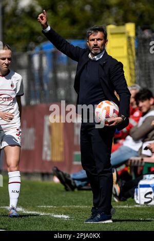 Rom, Italien. 01. April 2023. Alessandro Spugna Cheftrainer von AS Roma Gesten während der Women Serie Ein Playoff-Fußballspiel zwischen AS Roma und AC Mailand im Stadion tre fontane, Rom (Italien), 1. April 2023. Kredit: Insidefoto di andrea staccioli/Alamy Live News Stockfoto