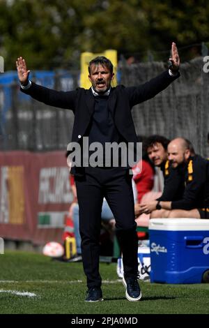 Rom, Italien. 01. April 2023. Alessandro Spugna Cheftrainer von AS Roma Gesten während der Women Serie Ein Playoff-Fußballspiel zwischen AS Roma und AC Mailand im Stadion tre fontane, Rom (Italien), 1. April 2023. Kredit: Insidefoto di andrea staccioli/Alamy Live News Stockfoto