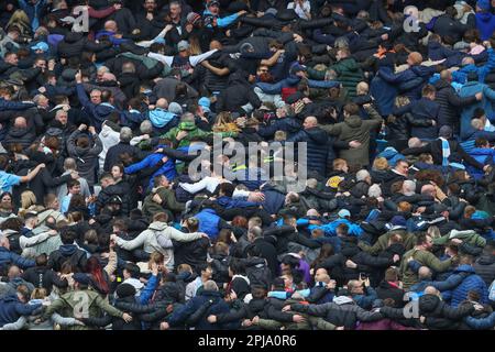 Manchester, Großbritannien. 01. April 2023. Manchester City-Fans spielen Poznan während des Premier League-Spiels Manchester City gegen Liverpool im Etihad Stadium, Manchester, Großbritannien, am 1. April 2023 (Foto von Gareth Evans/News Images) in Manchester, Großbritannien, am 4./1. April 2023. (Foto: Gareth Evans/News Images/Sipa USA) Guthaben: SIPA USA/Alamy Live News Stockfoto