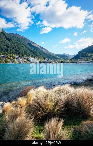 Queenstown liegt am Ufer des Lake Wakatipu auf der Südinsel Neuseelands. Stockfoto