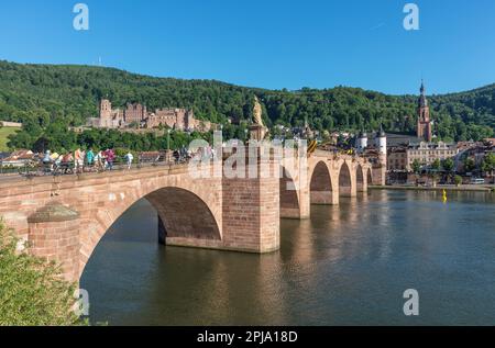 Karl-Theodor-Brücke - Brucke auch Alte Brücke über den Neckar unterhalb des Heidelberger Schlosses genannt, die die Altstadt mit Neuenheim verbindet. Heidelberg. Stockfoto
