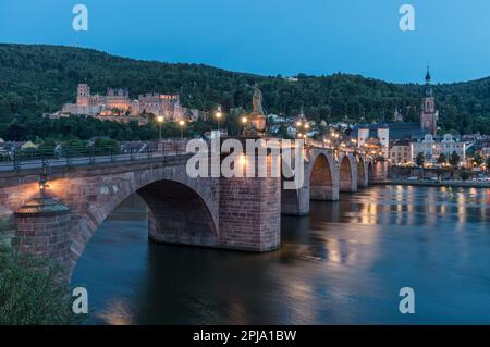 Karl-Theodor-Brücke - Brucke auch Alte Brücke über den Neckar unterhalb des Heidelberger Schlosses genannt, die die Altstadt mit Neuenheim verbindet. Heidelberg. Stockfoto