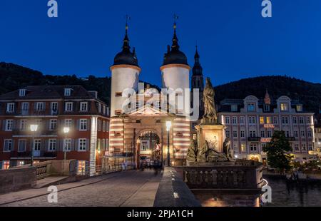 Mittelalterliches Stadttor oder Stadttor, auch Brückentor oder alte Brücke oder Karl-Theodor-Brücke genannt, bewacht den Eingang zur Altstadt. Heidelberg. Nacht. Stockfoto