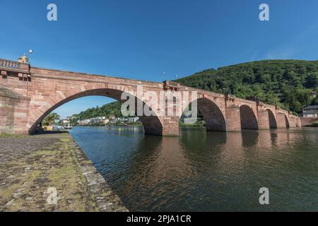 Historische Karl-Theodor-Brücke - Brucke auch als Alte Brücke über den Neckar unterhalb des Heidelberger Schlosses bezeichnet, die die Altstadt mit Neuenheim verbindet. Heidelberg Stockfoto