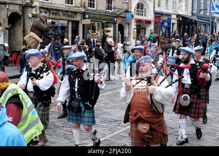 Edinburgh, Schottland, Großbritannien. 1. April 2023 Ein von Yes2Independence organisierter Marsch für schottische Unabhängigkeit, der an der Johnston Terrace mit Blick auf Edinburgh Castle beginnt, dann die Royal Mile entlang marschiert und im schottischen parlament in Holyrood endet. Wir marschieren die Royal Mile hinunter. Kredit: Craig Brown/Alamy Live News Stockfoto