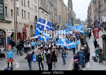 Edinburgh, Schottland, Großbritannien. 1. April 2023 Ein von Yes2Independence organisierter Marsch für schottische Unabhängigkeit, der an der Johnston Terrace mit Blick auf Edinburgh Castle beginnt, dann die Royal Mile entlang marschiert und im schottischen parlament in Holyrood endet. Marsch entlang der Royal Mile mit Blick auf den Tron Kirk. Kredit: Craig Brown/Alamy Live News Stockfoto