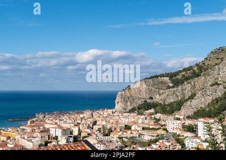 Atemberaubende Landschaft der Küstenstadt Cefalu im wunderschönen Sizilien, Italien Stockfoto