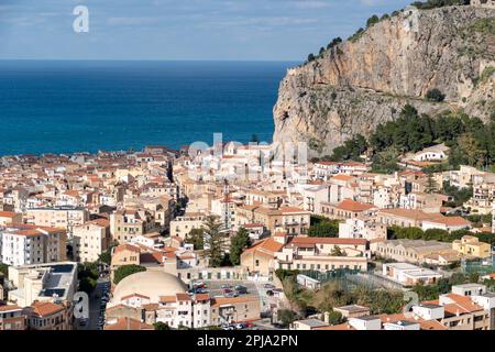 Atemberaubende Landschaft der Küstenstadt Cefalu im wunderschönen Sizilien, Italien Stockfoto