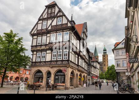 Historische, charmante mittelalterliche Fachwerkhäuser mit Geschäften, Cafés und Restaurant am Marktplatz, UNESCO-Weltkulturerbe Goslar. Stockfoto