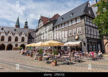 Historische, charmante mittelalterliche Fachwerkhäuser, Geschäfte, Cafés, Restaurants und Menschen auf dem Marktplatz, UNESCO-Weltkulturerbe. Goslar Stockfoto