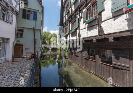 Fachwerkhaus schiefes oder schiefes Haus (rechtes Fischerviertel und Donauviertel Fischer-Donauviertel am Blau Fluss, Altstadt, Altstadt, Ulm. Stockfoto