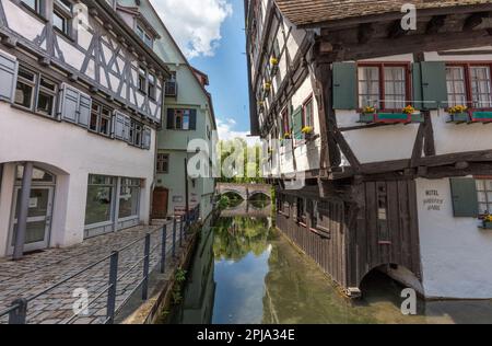 Fachwerkhaus schiefes oder schiefes Haus (rechtes Fischerviertel und Donauviertel - Fischer-Donauviertel am Blau Fluss in der Altstadt, Altstadt, Ulm. Stockfoto