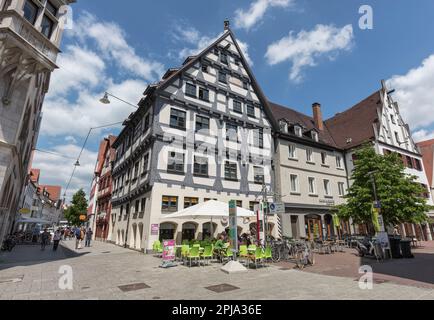 Historisches Fachwerkhaus aus dem 15./18. Jahrhundert und Café in Hafengasse, Altstadt, Altstadt, Ulm. Stockfoto