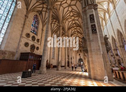 Im Inneren des historischen gotischen Ulmer Münsters oder der Kathedrale aus dem 16. Jahrhundert - Ulmer Munster in der Altstadt, Altstadt, Ulm. Stockfoto