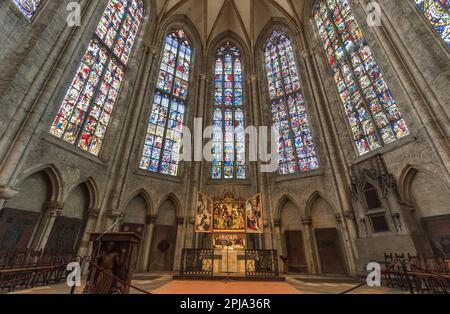 Im Inneren des historischen gotischen Ulmer Münsters oder der Kathedrale aus dem 16. Jahrhundert - Ulmer Munster in der Altstadt, Altstadt, Ulm. Stockfoto