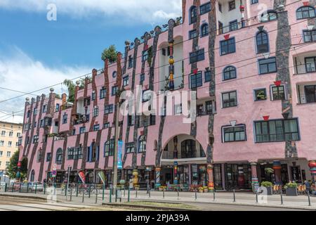 Hundertwassers Grüne Zitadelle (Grüne Zitadelle) von Magdeburg, Einkaufsrestaurant und Hotelkomplex auf Breiter Web, Stadtzentrum, Magdeburg. Stockfoto