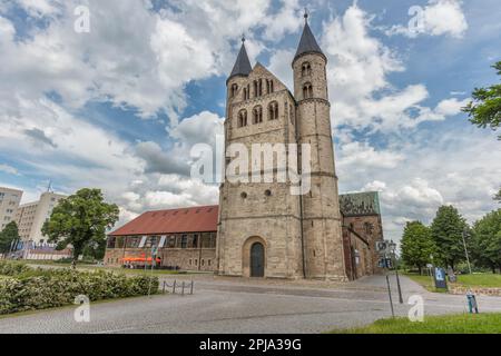 Klosterkirche und (links) Kunstmuseum im mittelalterlichen Kloster Unser Lieben Frauen Kloster der Muttergottes in der Regierungsstraße Magdeburg Stockfoto