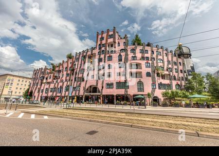 Hundertwassers Grüne Zitadelle (Grüne Zitadelle) von Magdeburg, Einkaufsrestaurant und Hotelkomplex auf Breiter Web, Stadtzentrum, Magdeburg. Stockfoto