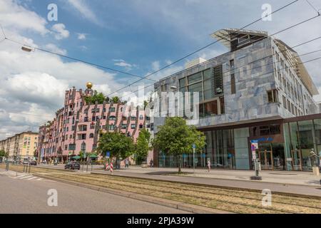 Hundertwassers Grüne Zitadelle (Grüne Zitadelle) von Magdeburg, Geschäfte, Restaurant und Hotelkomplex auf Breiter Web, Stadtzentrum, Magdeburg. Stockfoto