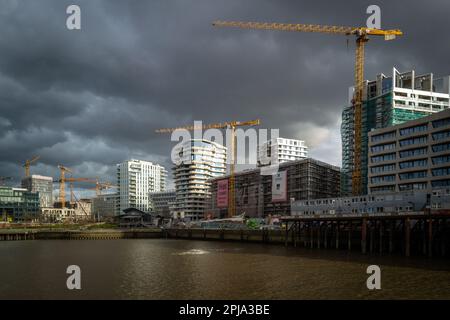 In Hamburgs HafenCity werden viele neue Gebäude errichtet Stockfoto