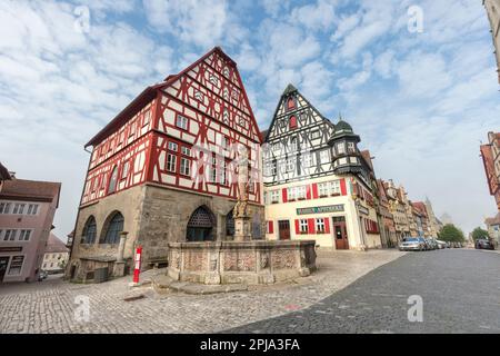 Links: Ehemaliges 12.-Cent-Tanz- und Theatergebäude. Zurück: Jagstheimer Haus und Georgsbrunnen Brunnen auf Marktplatz, Altstadt, Rothenburg Stockfoto
