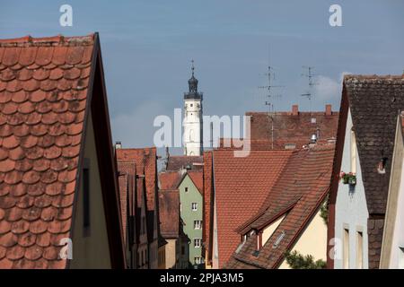 Aussichtsturm des Rathauses aus dem 14. Jahrhundert am Marktplatz - der Marktplatz erhebt sich über die Dächer der mittelalterlichen Altstadt. Rothenburg. Stockfoto