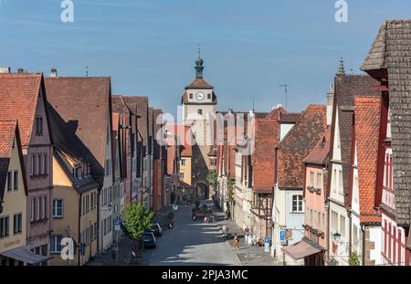 Weißer Turm, Teil der mittelalterlichen Festungen in der Georgengasse und historische Gebäude, Galgengasse in der Altstadt, Altstadt, Rothenburg. Stockfoto