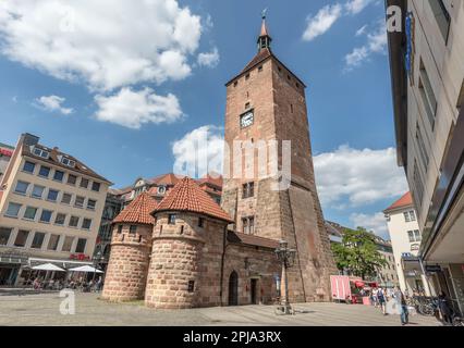 Weißer Turm aus dem 13. Jahrhundert oder weißer Turm-Turm am Ludwigsplatz im Lorenzer-Viertel der Altstadt. Alte Stadtbefestigungen. Nürnberg. Stockfoto