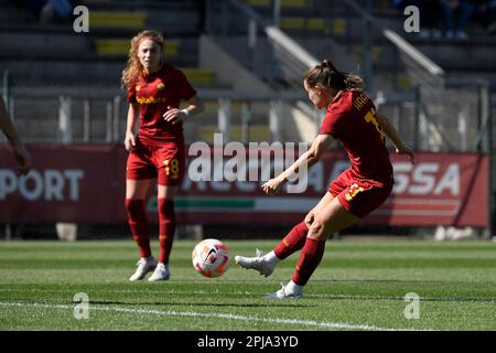 Rom, Italien. 01. April 2023. Emilie Bosshard Haavi von AS Roma erzielt das Ziel von 3-1 während des Women Series A Playoff-Fußballspiels zwischen AS Roma und AC Mailand im Stadion tre fontane, Rom (Italien), 1. April 2023. Kredit: Insidefoto di andrea staccioli/Alamy Live News Stockfoto