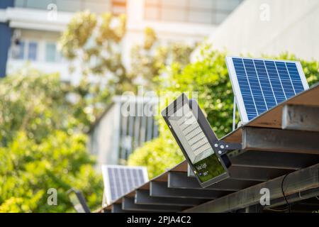 Solarlicht. Öffentliches Stadtlicht mit Solarmodul, das am blauen Himmel mit Wolken betrieben wird. Stellen Sie den Lichtmast mit Photovoltaik ab. Erneuerbare Energien Stockfoto