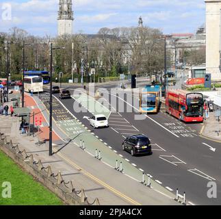 Kingsway, Cardiff. Straßenszene mit Verkehrsmarkierungen und Busspuren. März 2023. Frühling Stockfoto