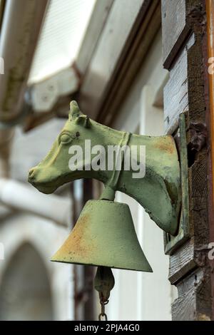 Ein Kuhkopf mit einer Glocke an der Tür. Auvergne Rhone Alpes. Frankreich Stockfoto
