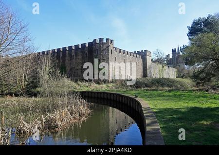 Cardiff Castle Mauern mit Reflexion und Bute Feeder Canal aus Bute Park Szenen. März 2023. Frühling Stockfoto