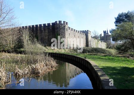 Cardiff Castle Mauern mit Reflexion und Bute Feeder Canal aus Bute Park Szenen. März 2023. Frühling Stockfoto