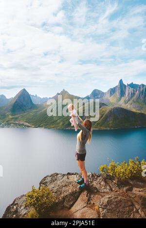 Mutter hält Baby Baby Outdoor-Lebensstil Familie Reisen in Norwegen Sommerurlaub Frau mit Kind in den Bergen Senja Insel aus der Vogelperspektive Stockfoto