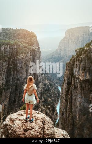 Touristen Frau im Freien, die in der Türkei unterwegs ist und den Tazi Canyon genießt, sehen einen gesunden Lebensstil, aktive Sommerurlaube, Mädchen steht allein auf den Klippen Stockfoto