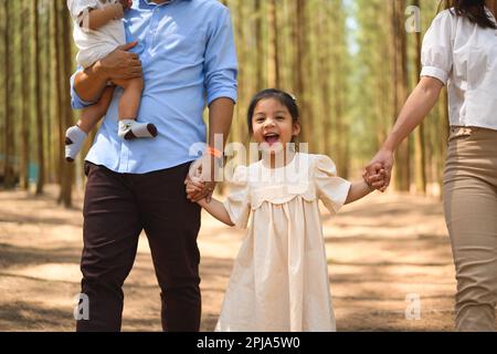 Fröhliche Familienspaziergänge im Pinienwaldpark, Familienleben Stockfoto