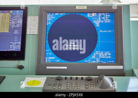 Die Brücke des Captains auf dem Schiff. Navigationsausrüstung. Schiffssteuerungssysteme. Stockfoto