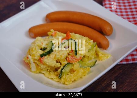 Kartoffelsalat mit Wiener-Würstchen, ein traditionelles und beliebtes Gericht in Deutschland. Stockfoto