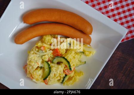 Kartoffelsalat mit Wiener-Würstchen, ein sehr beliebtes Gericht in Deutschland. Stockfoto