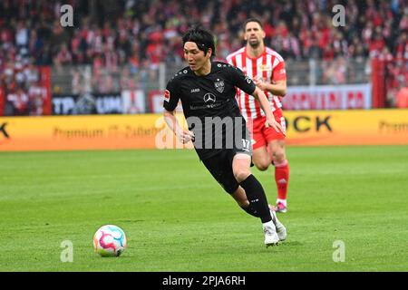 Berlin, Deutschland. 01. April 2023. Berlin, Deutschland. April 1. 2023: Genki Haraguchi (17) von VfB Stuttgart läuft mit dem Ball während des Spiels Bundesliga - 1. FC Union Berlin gegen VfB Stuttgart - an der Alten Foersterei. Berlin, Deutschland. (Ryan Sleiman /SPP) Guthaben: SPP Sport Press Photo. Alamy Live News Stockfoto